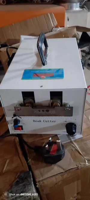Machine De Debeaker