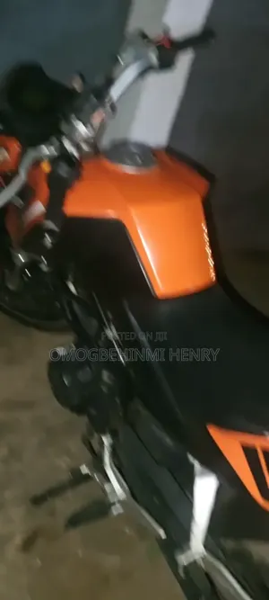 BMW FOX 2025 Orange