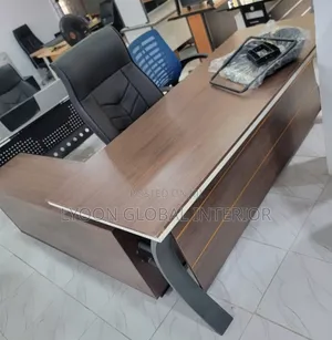 Executive Modern Office Table With Drawers