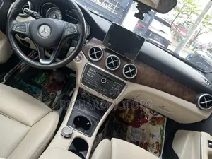 Mercedes-Benz GLA 250 2018 Red