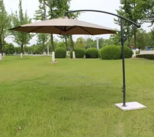 Medium Cantilever Patio Umbrella – Modern Outdoor Shade
