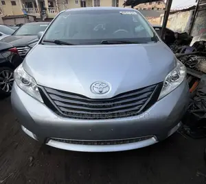 Toyota Sienna 2012 Silver