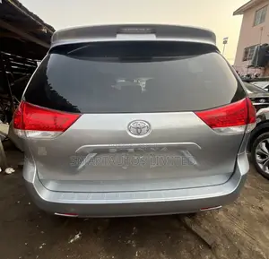 Toyota Sienna 2012 Silver