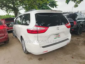 Toyota Sienna XLE 7 Passenger (3.5L 6cyl 6A) 2016 White