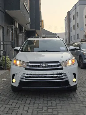 Toyota Highlander XLE 4x4 V6 (3.5L 6cyl 8A) 2017 White