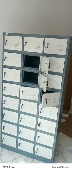 24 Doors Lockers With Follow Come Key and Padlock Space