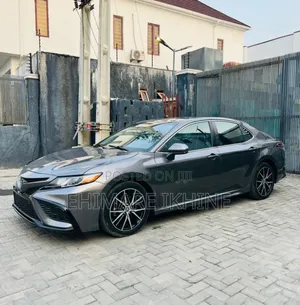 Toyota Camry SE 2021 Gray