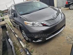 Toyota Sienna L 7-Passenger 4dr Minivan (3.5L 6cyl 6A) 2014 Gray
