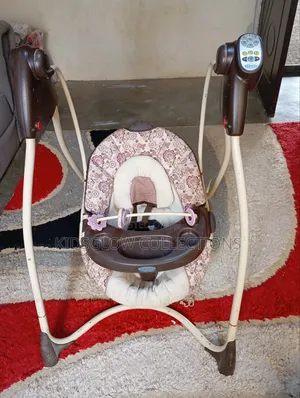 Graco Baby Swing With Feeding Tray