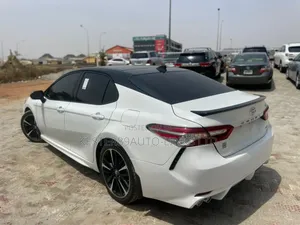 Toyota Camry XSE FWD (2.5L 4cyl 8AM) 2018 White