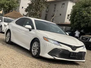 Toyota Camry SE FWD (2.5L 4cyl 8AM) 2018 White