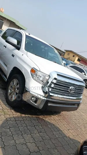 Toyota Tundra Limited 5.7L V8 4x2 CrewMax 5.6 ft. box 145.7 in. WB 2017