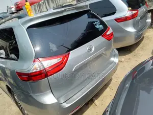 Toyota Sienna XLE FWD 2019 Silver
