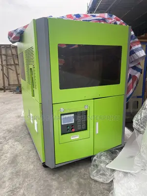 Automatic Pet Plastic Blowing Machine (3,000bph)