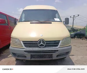 Mercedes-Benz Sprinter 2000 Yellow