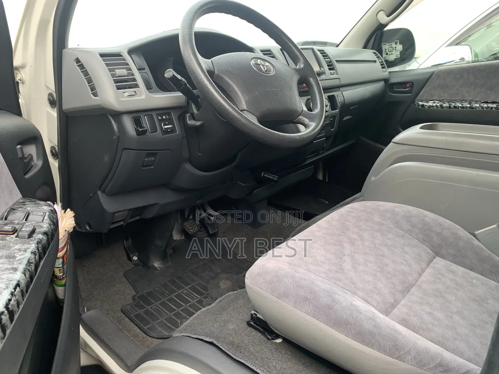 Toyota HiAce 2011 White