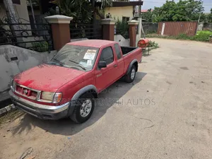 Nissan Frontier XE 4x2 King Cab 116.1 in. WB 2000 Red