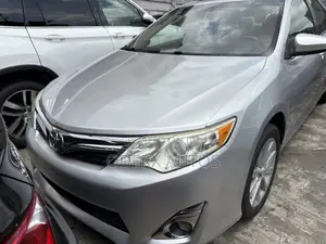 Toyota Camry XLE 4dr Sedan (2.5L 4cyl 6A) 2012 Silver