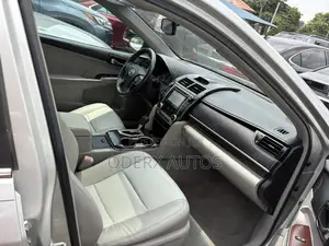 Toyota Camry XLE 4dr Sedan (2.5L 4cyl 6A) 2012 Silver
