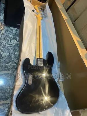 Black Fender Jazz Series Bass 5 Strings Active