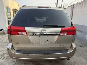 Toyota Sienna XLE Limited AWD 2005 Gold