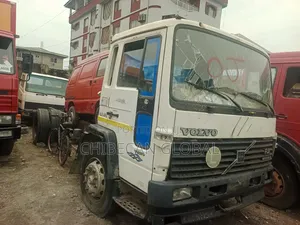 Volvo Fl6 Truck (Cab and Chassis) 6 Tyres