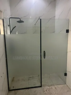 A Tempered Glass Shower Cubicle Is a Modern, Safe,