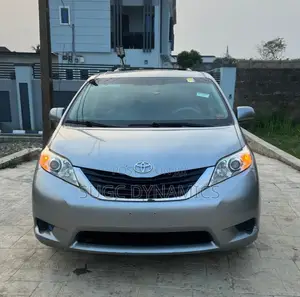 Toyota Sienna LE 8-Passenger 4dr Minivan (3.5L 6cyl 6A) 2014 Silver