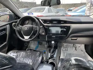 Toyota Corolla SE (1.8L 4cyl 6M) 2018 Maroon