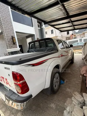 Toyota Hilux SR 4x4 2013 White