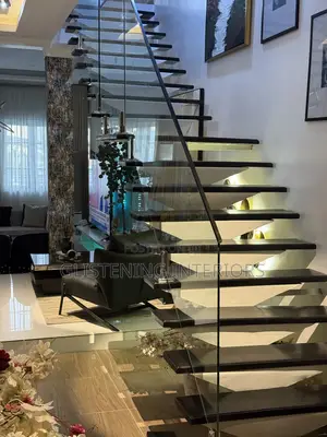 Frameless Wooden Mahogany Staircase 10mm Tempered Plain Glass