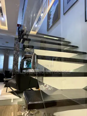 Frameless Wooden Mahogany Staircase 10mm Tempered Plain Glass