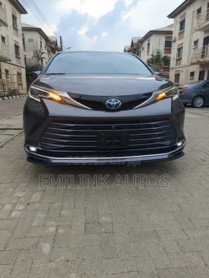 Toyota Sienna Platinum 7-Passenger AWD 2025 Gray