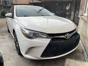 Toyota Camry SE w/Special Edition Pkg (2.5L 4cyl 6A) 2016 White