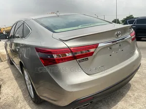 Toyota Avalon Limited 4dr Sedan (3.5L 6cyl 6A) 2015 Gold