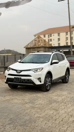 Toyota RAV4 XLE AWD (2.5L 4cyl 6A) 2017 White