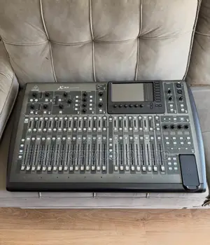 Behringer 32 40-Input 25-Bus Digital Mixing Console,