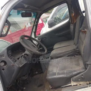 Toyota HiAce 2005 White