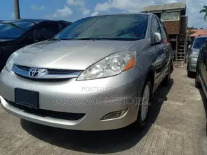 Toyota Sienna 2011 Silver