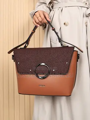 Elegant Brown Leather Handbag With Pattern Flap (Pedra)