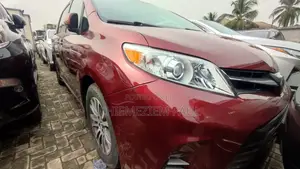 Toyota Sienna XLE AWD (3.5L 6cyl 8A) 2018 Red