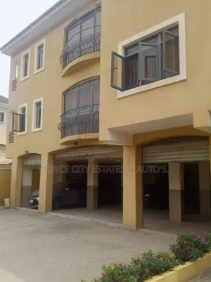3bdrm Block of Flats in Off Pedro Road, Shomolu / Shomolu for sale