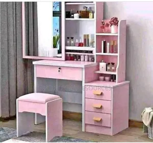 Well Designed Dressing Mirror Set