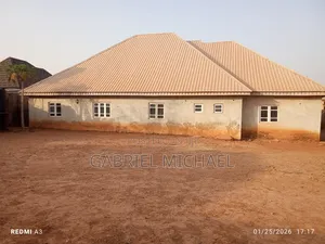 4bdrm Bungalow in Federal Housing, Chikun for sale
