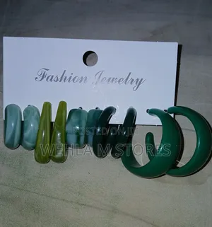 A T of Polchrome Earrings (Green) - 5 Pairs