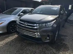 Toyota Highlander XLE 4dr SUV AWD (3.5L 6cyl 6A) 2014 Gray