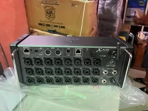 Behringer Xair Xr18 Powered by Midas