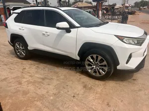 Toyota RAV4 XLE Premium 2021 White