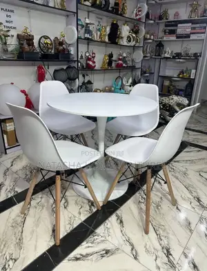 Round Tulip Table + 4 Eames Chairs
