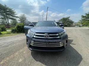 Toyota Highlander SE 4x2 V6 (3.5L 6cyl 8A) 2018 Blue